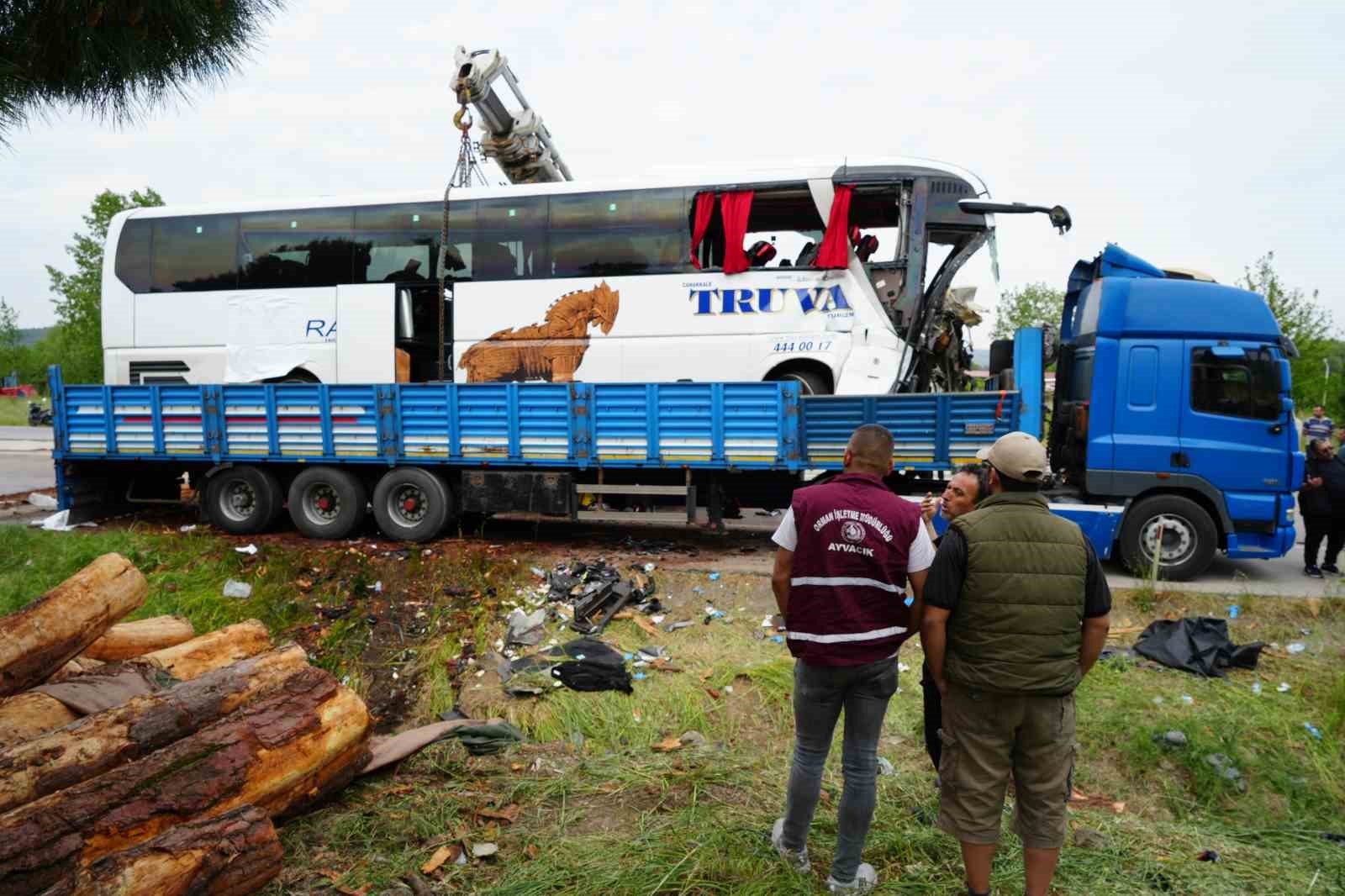 Çanakkale’de 8 kişinin öldüğü kazada enkaza dönen otobüs vinç yardımıyla olay yerinden kaldırıldı