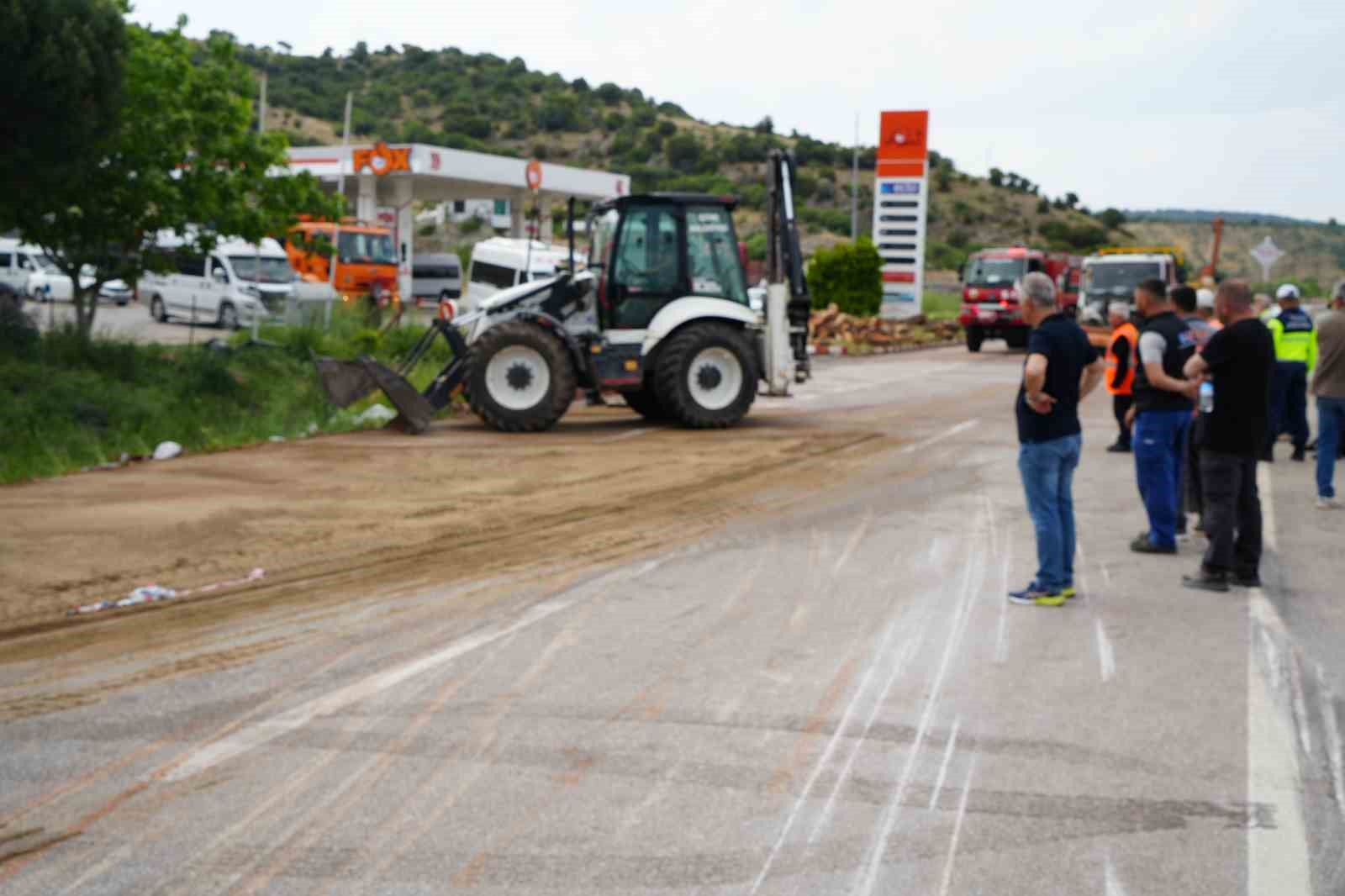 Çanakkale’de 8 kişinin öldüğü kazada enkaza dönen otobüs vinç yardımıyla olay yerinden kaldırıldı