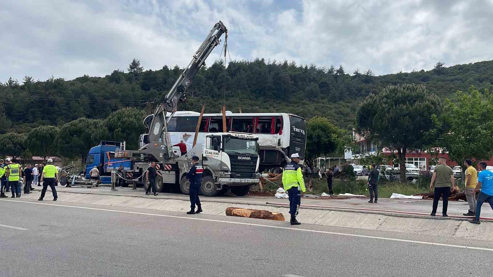 Çanakkale’de 8 kişinin öldüğü kazada enkaza dönen otobüs vinç yardımıyla olay yerinden kaldırıldı