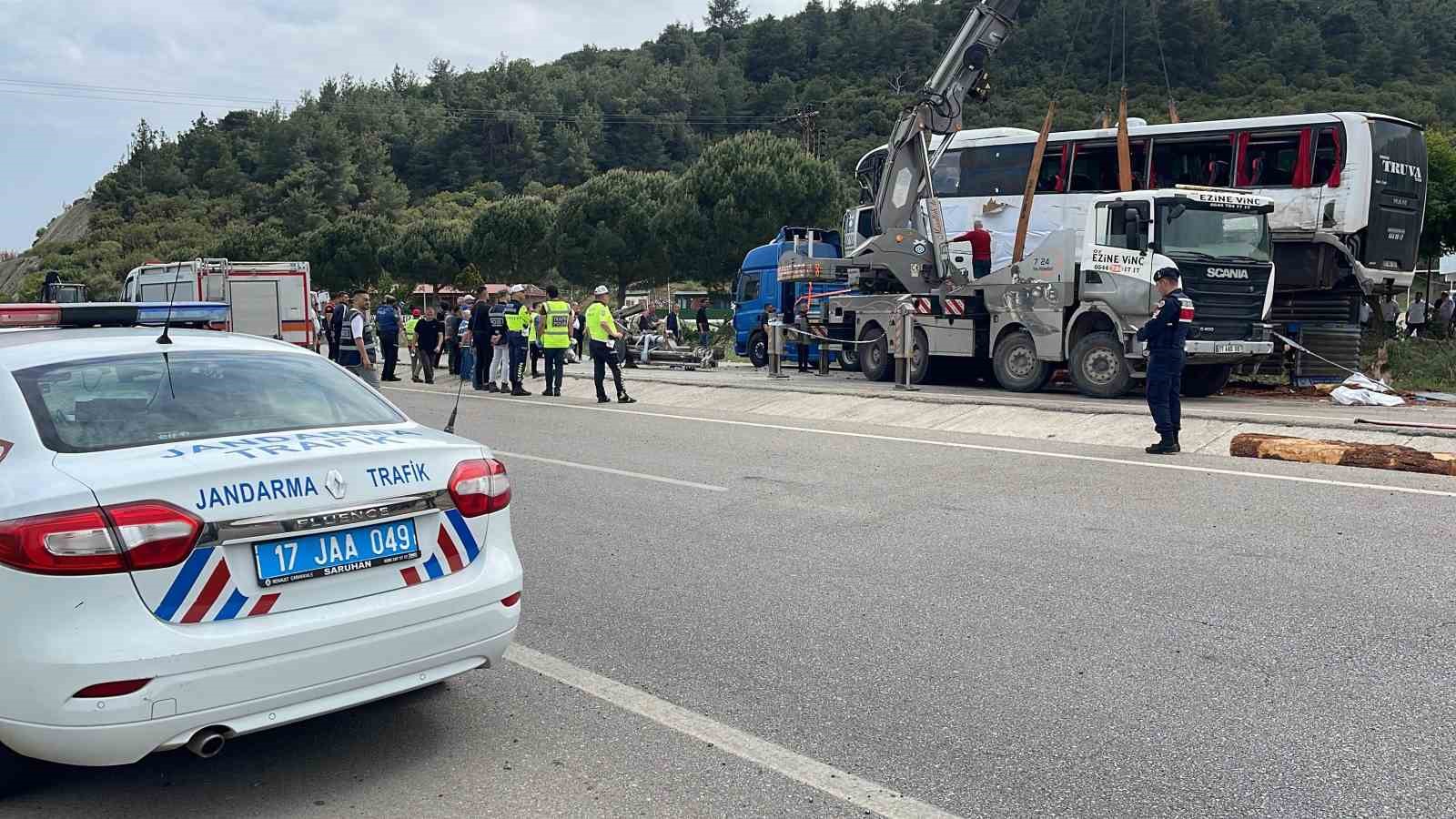 Çanakkale’de 8 kişinin öldüğü kazada enkaza dönen otobüs vinç yardımıyla olay yerinden kaldırıldı
