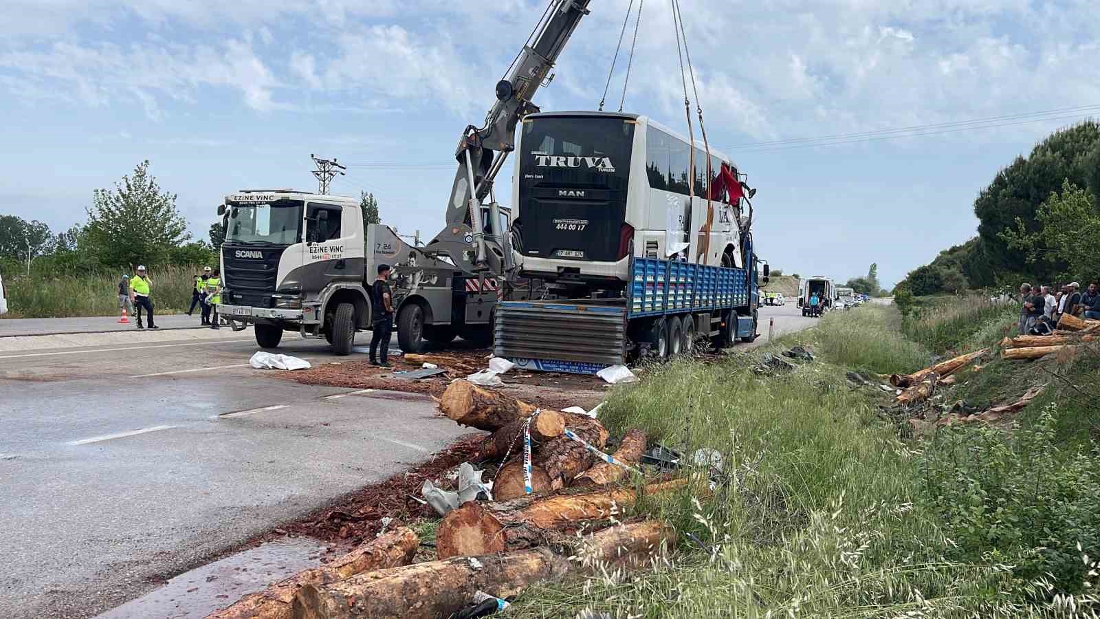 Çanakkale’de 8 kişinin öldüğü kazada enkaza dönen otobüs vinç yardımıyla olay yerinden kaldırıldı