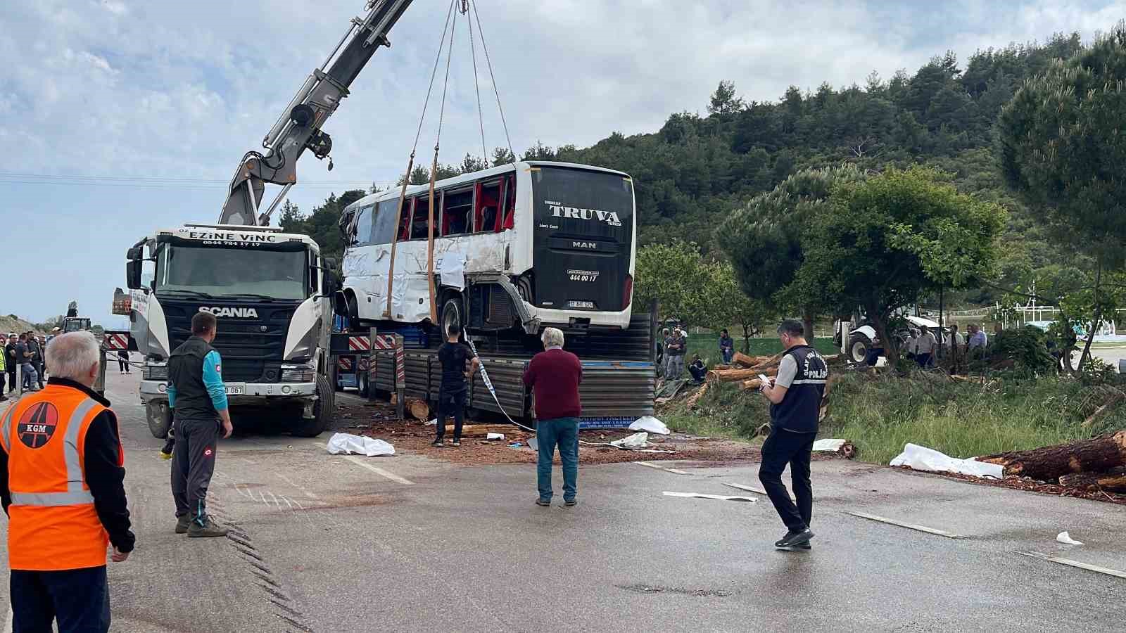Çanakkale’de 8 kişinin öldüğü kazada enkaza dönen otobüs vinç yardımıyla olay yerinden kaldırıldı
