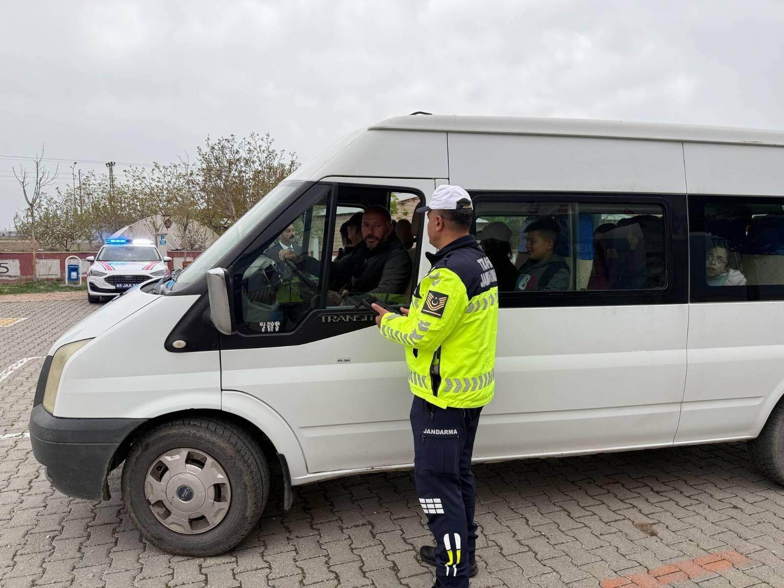 Van’da 105 araca trafikten men cezası verildi