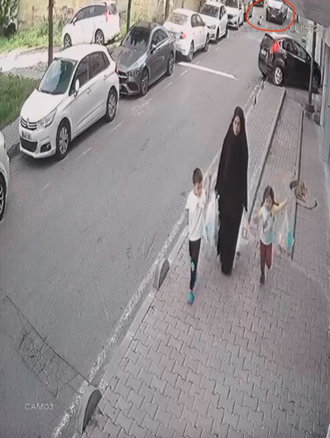 Gaziosmanpaşa’da feci kaza kamerada: 5 yaşındaki çocuk, abisinin indiği öğrenci servisinin altında kaldı