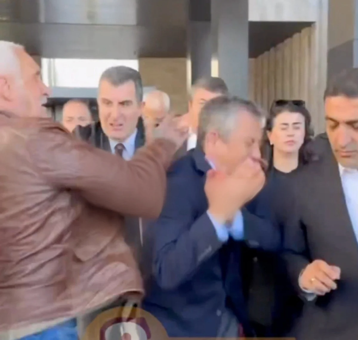 Cenazede şok saldırı: Özgür Özel’e saldıran S.T. yakalandı