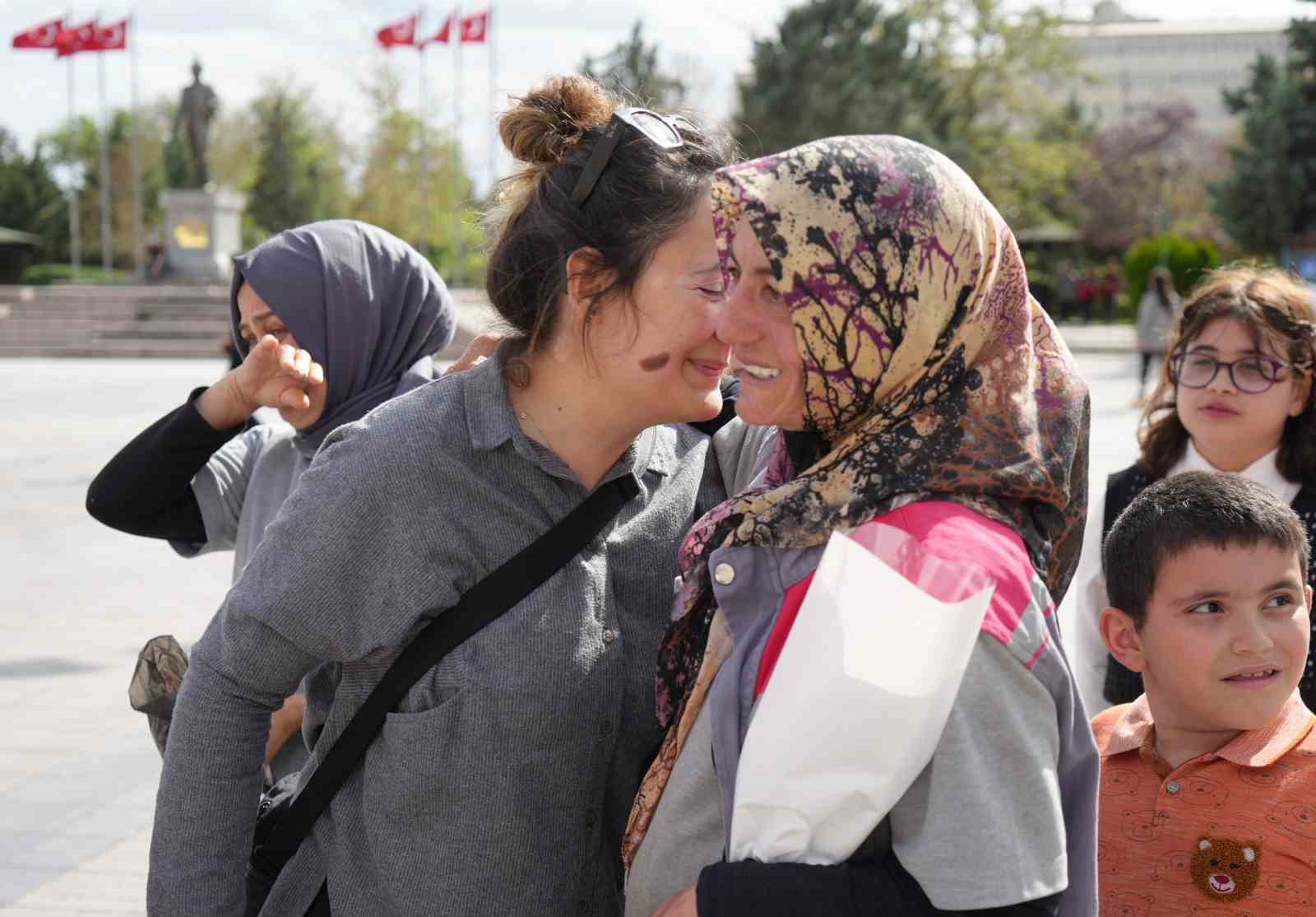 Kadın personele Anneler Günü sürprizi: Çocuklarını dev ekranda görünce gözyaşlarını tutamadılar