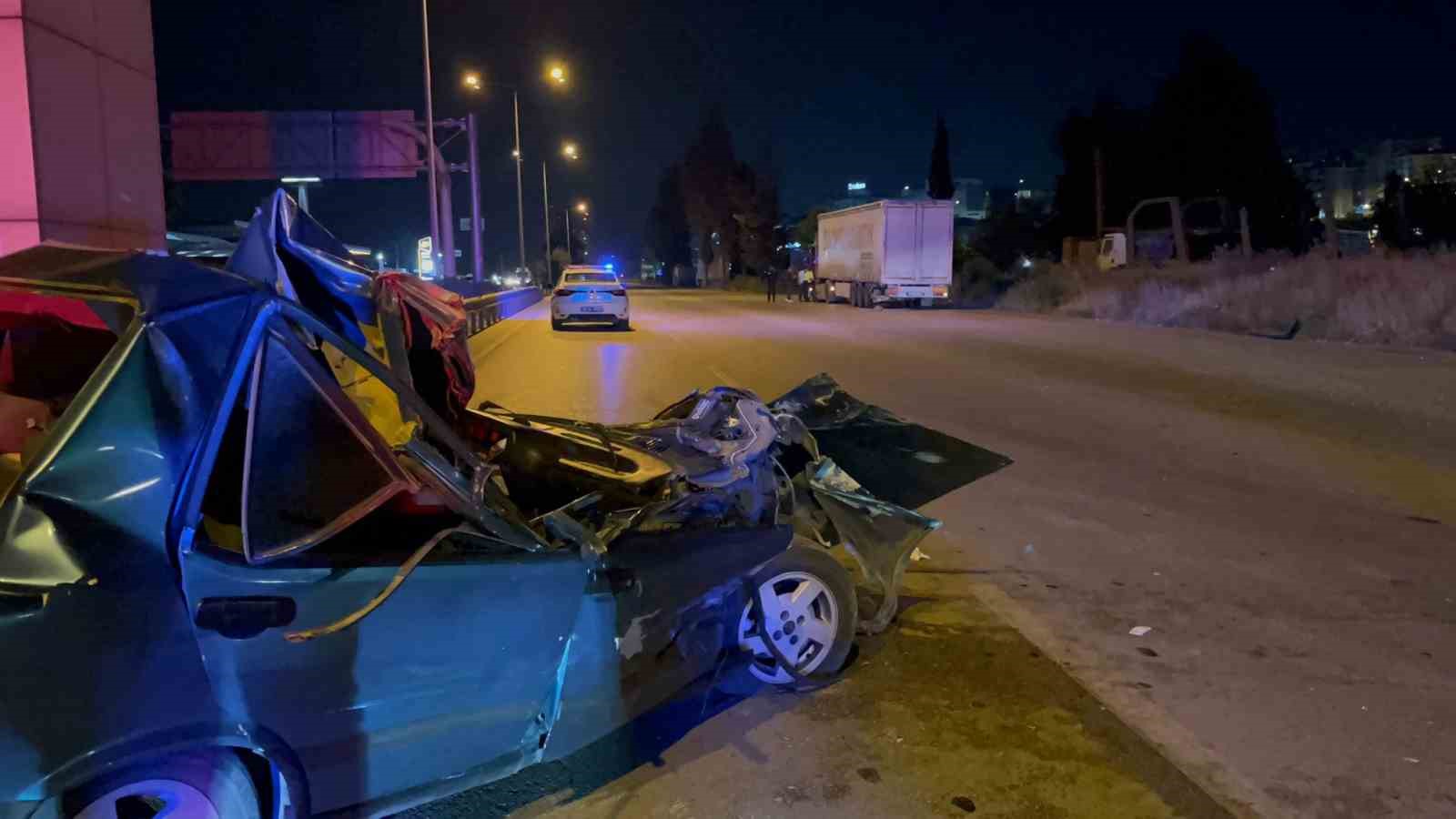 Kontrolden çıkan otomobil önce tıra sonra bariyerlere çarptı: 1 ağır yaralı
