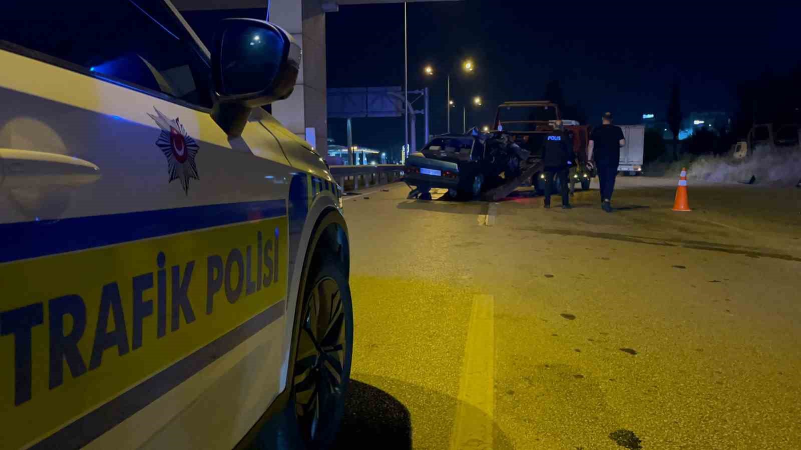 Kontrolden çıkan otomobil önce tıra sonra bariyerlere çarptı: 1 ağır yaralı