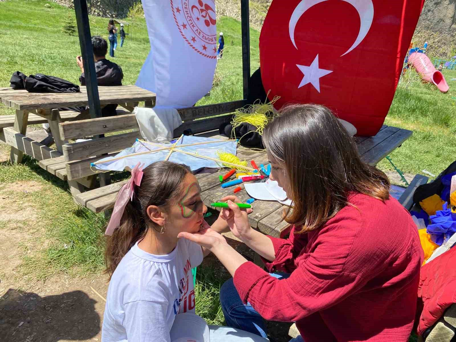 Diyadin’de rengarenk uçurtmalar gökyüzünü süsledi