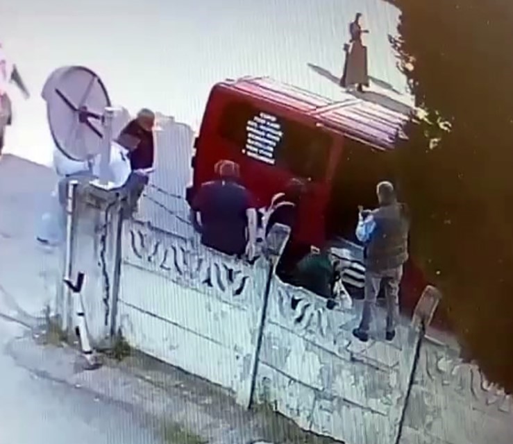 Dolmuştan inmek istedi, araç hareket edince sürüklendi