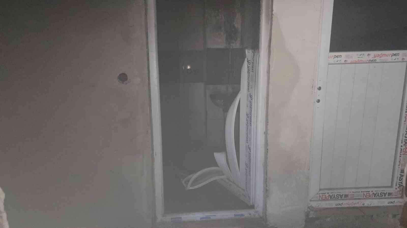Apartmanın havalandırma kısmında yakılan ateş binayı ayağa kaldırdı