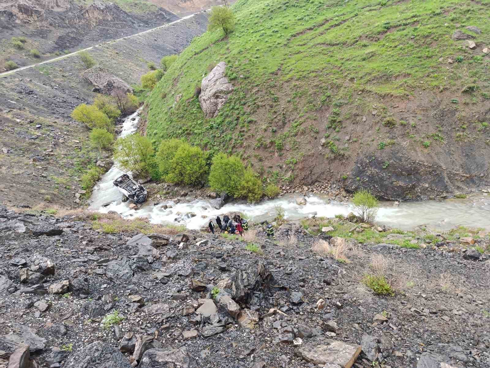 Yüksekova Doski Vadisinde feci kaza: 2 ölü, 3 yaralı