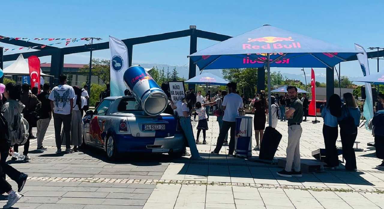 Van YYÜ’de açılan “Soykırım Destekçisi” markanın standına öğrencilerinden tepki!