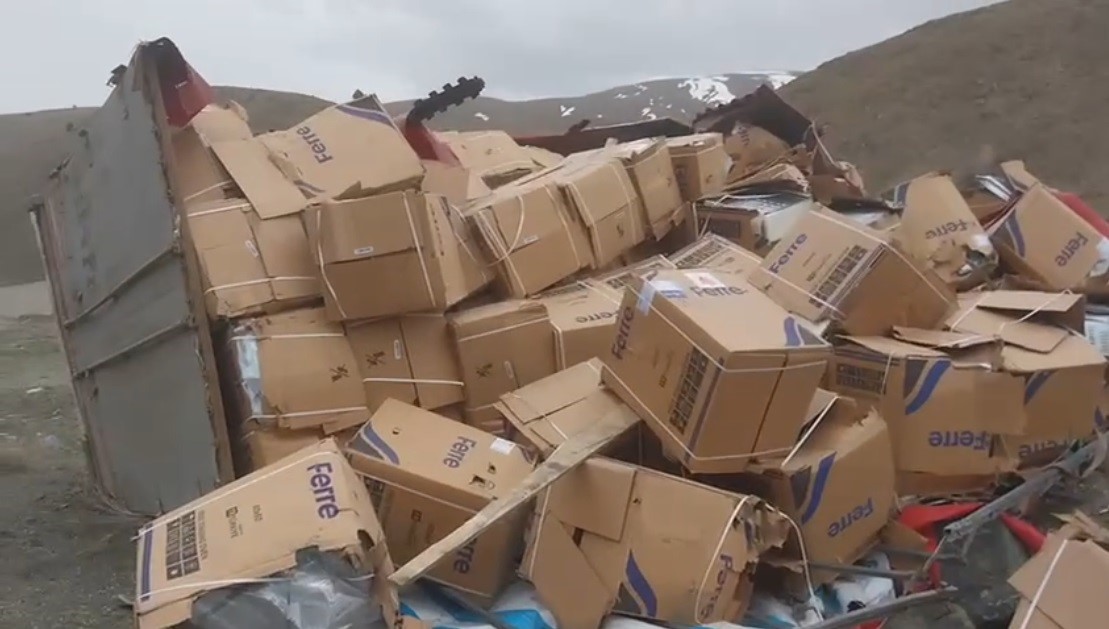 Erzincan’da beyaz eşya yüklü tır devrildi