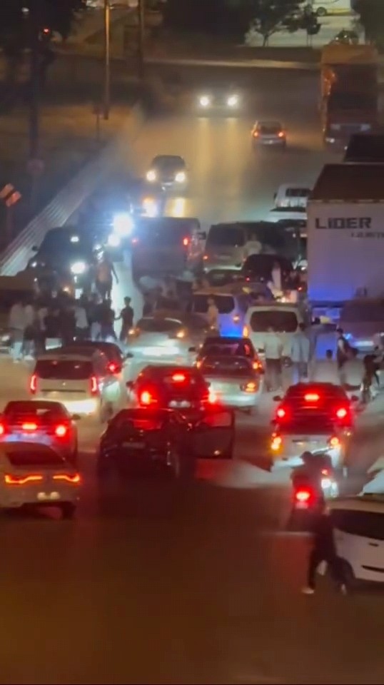 Asker konvoyundaki şahısların kavgası kamerada