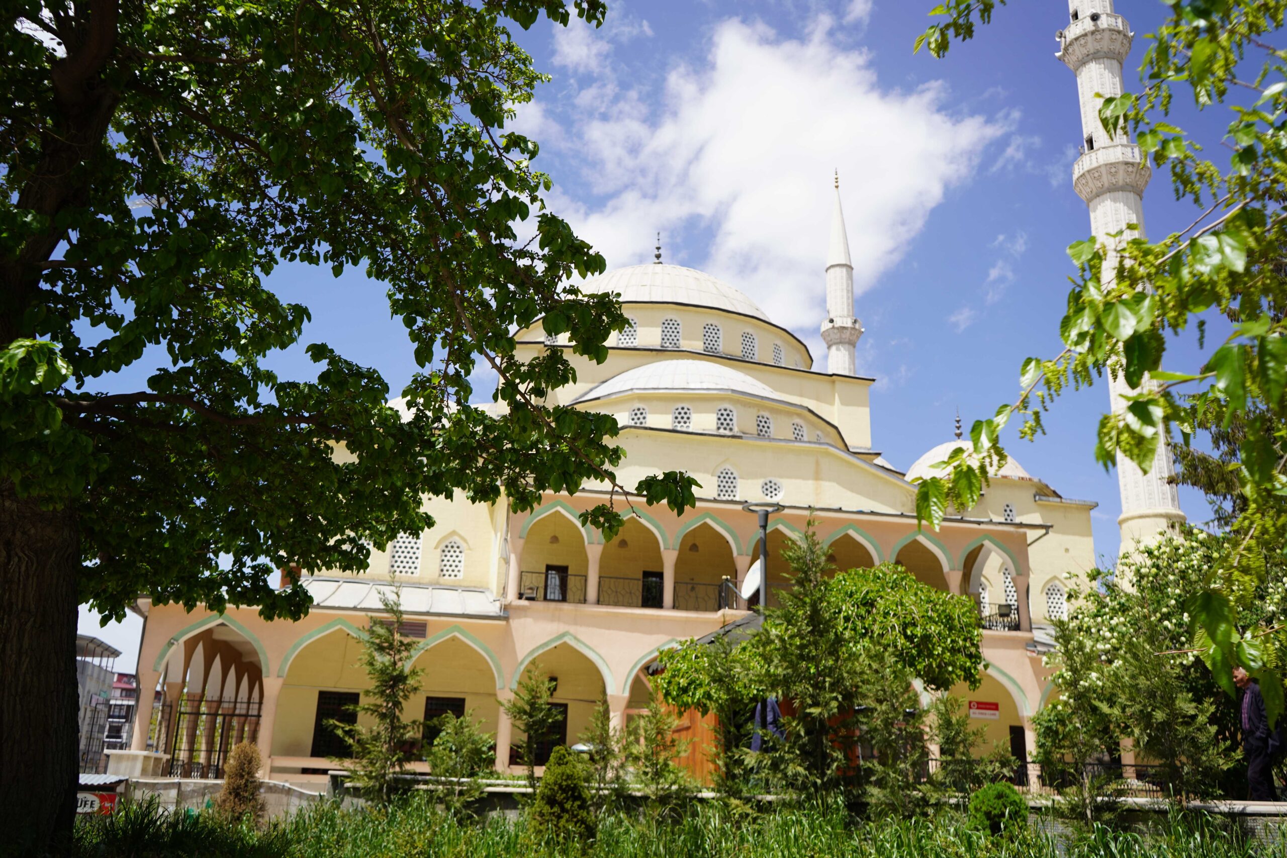 Van’ın Tarihi Simgesi Hz. Ömer Camii Yıkılıyor