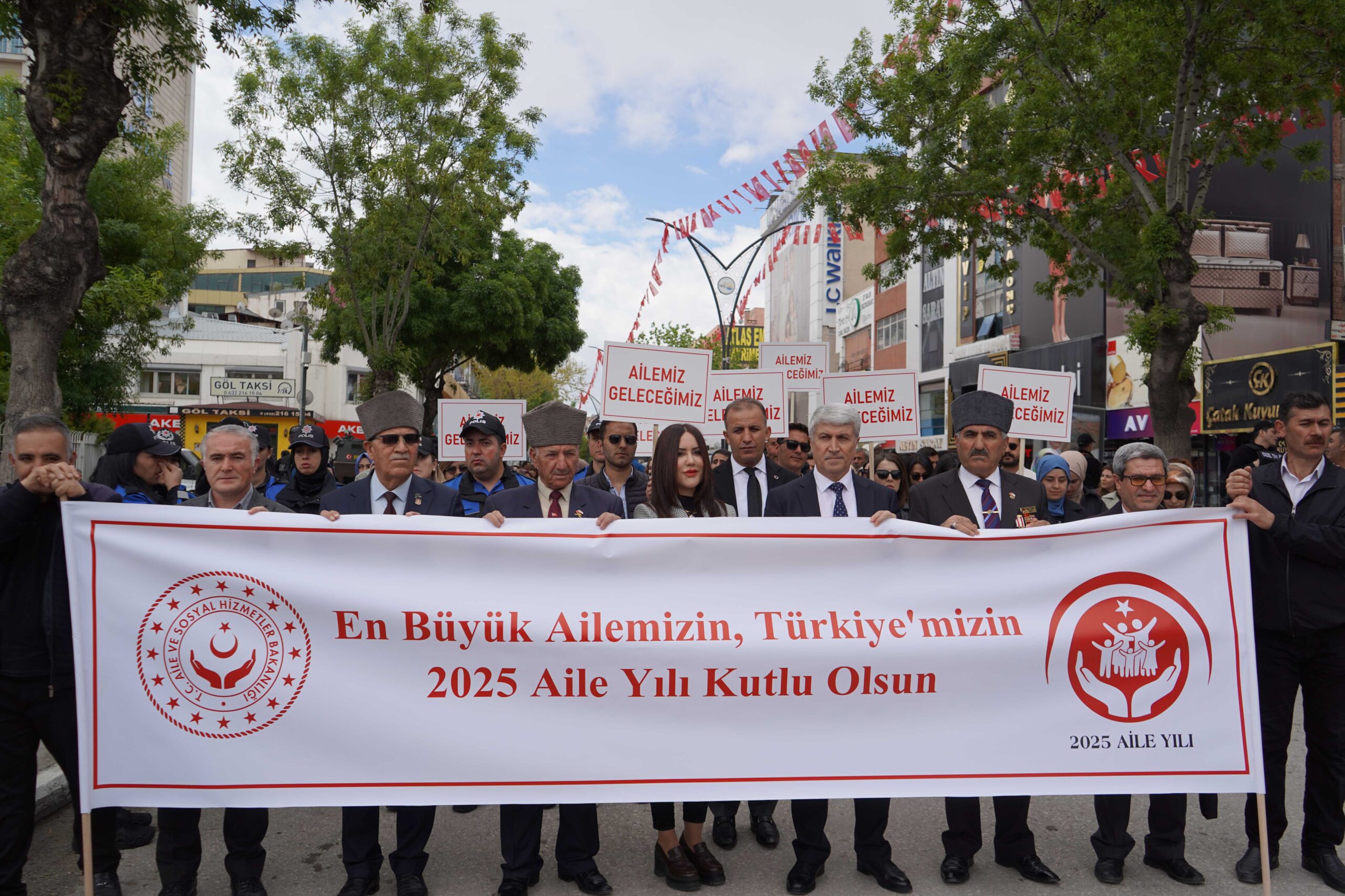 Van’da Aile Haftası Coşkusu: Anlamlı Kortejle Aileye Vurgu Yapıldı