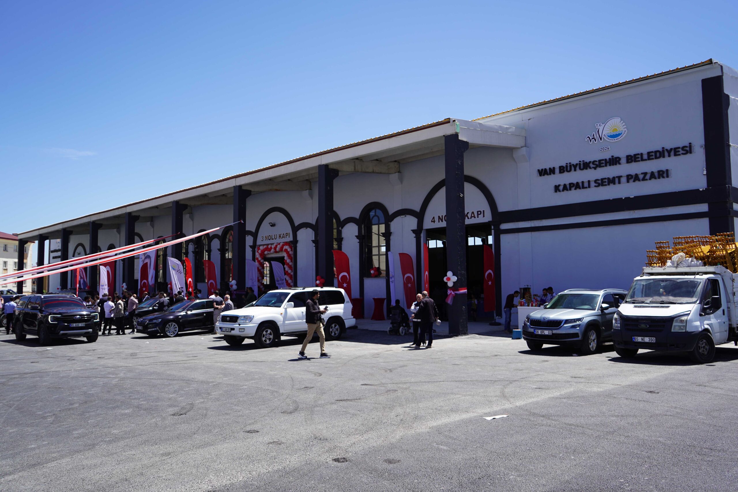 Van’da pazarcı ve esnafın işini kolaylaştıran kapalı semt pazarı açıldı