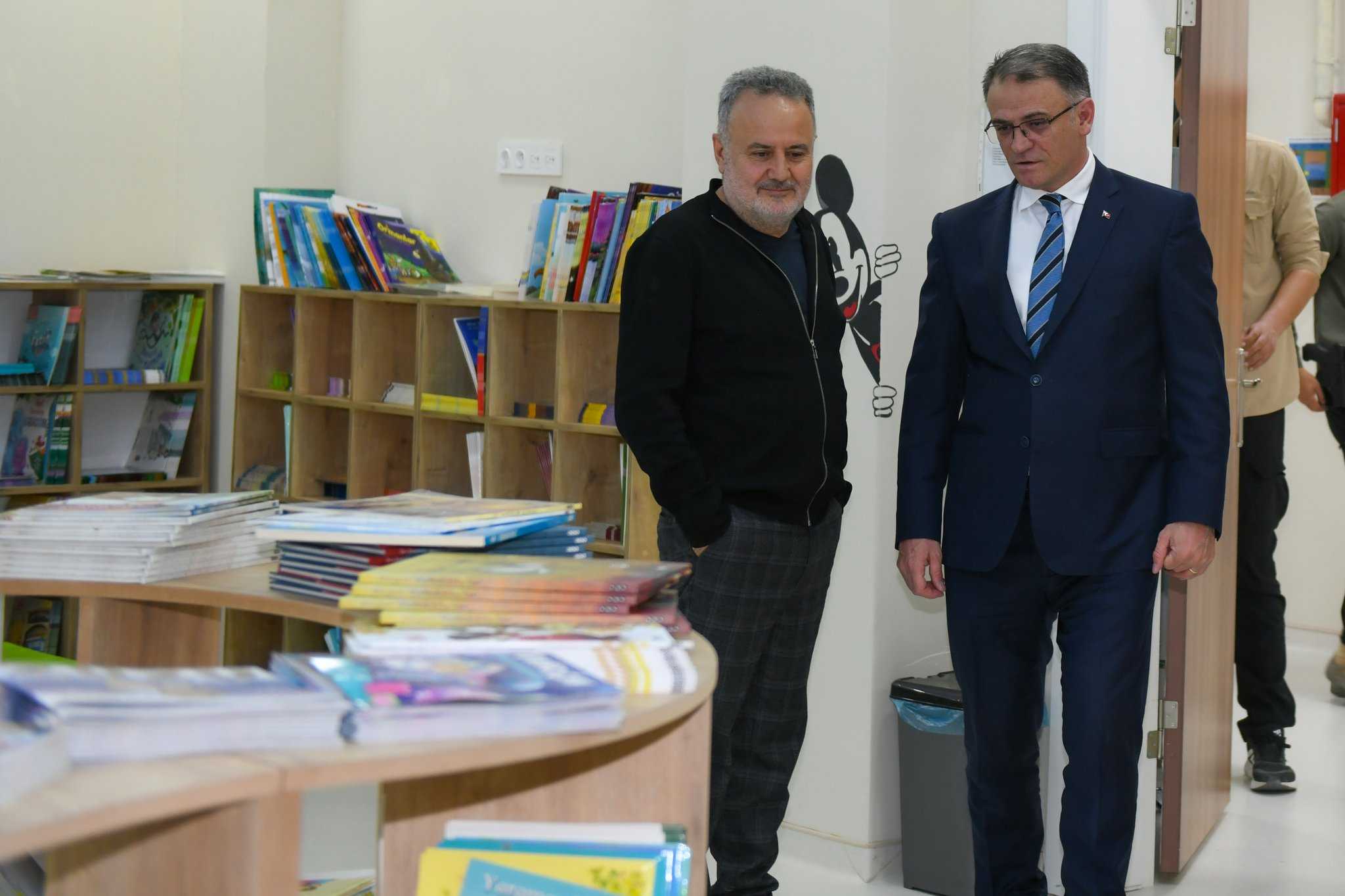 Van Valisi Balcı’nın yanındaki bu rahat adam kim? Eli cebinden çıkmadı