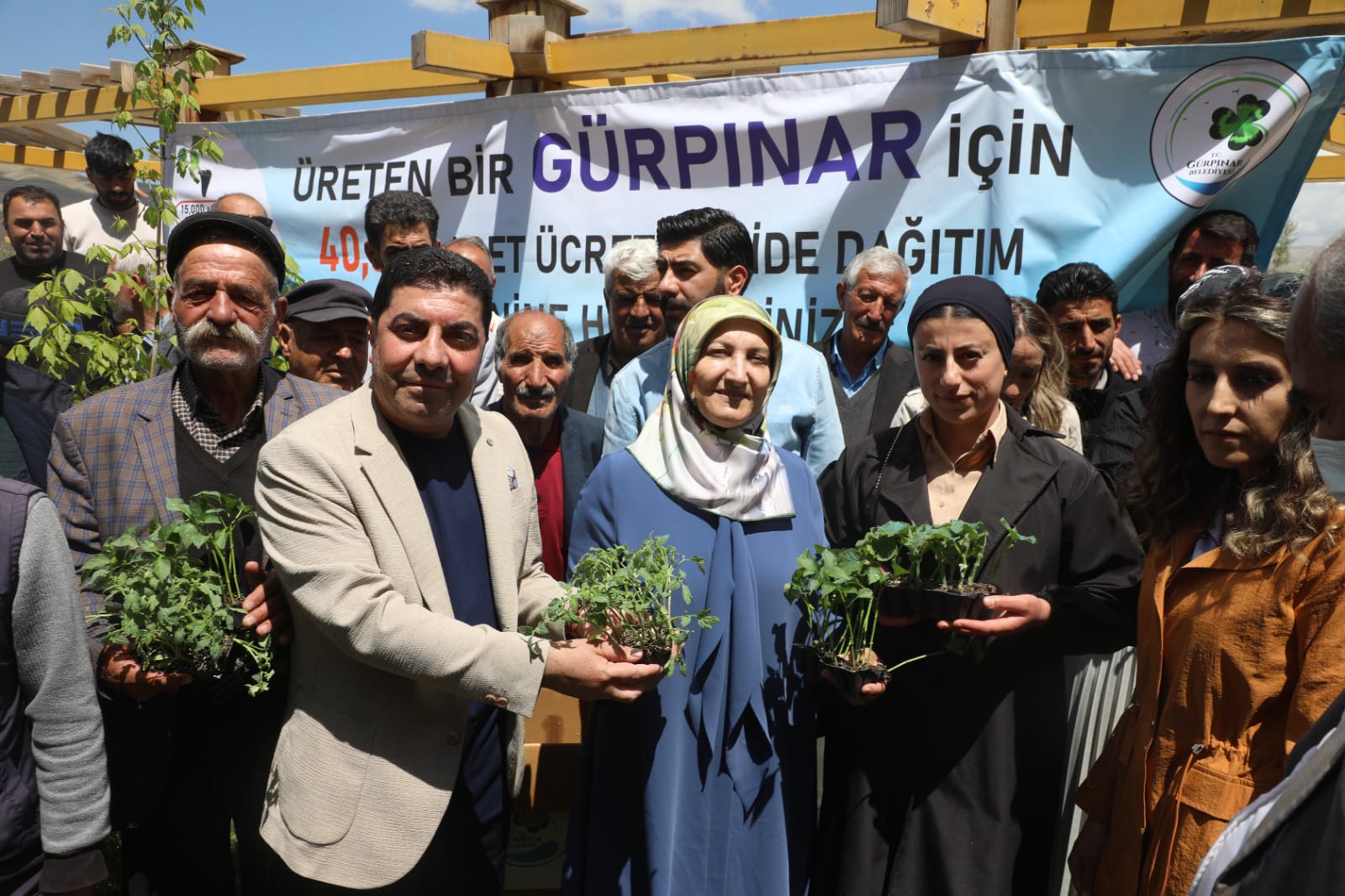 Gürpınar Belediyesi’nden Çiftçilere Büyük Destek: 45 Bin Fide Dağıtıldı!