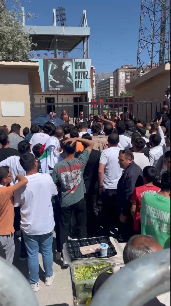 Vanspor Aşkı Gişeleri Aştı: Taraftarlar Stadyuma Akın Etti!