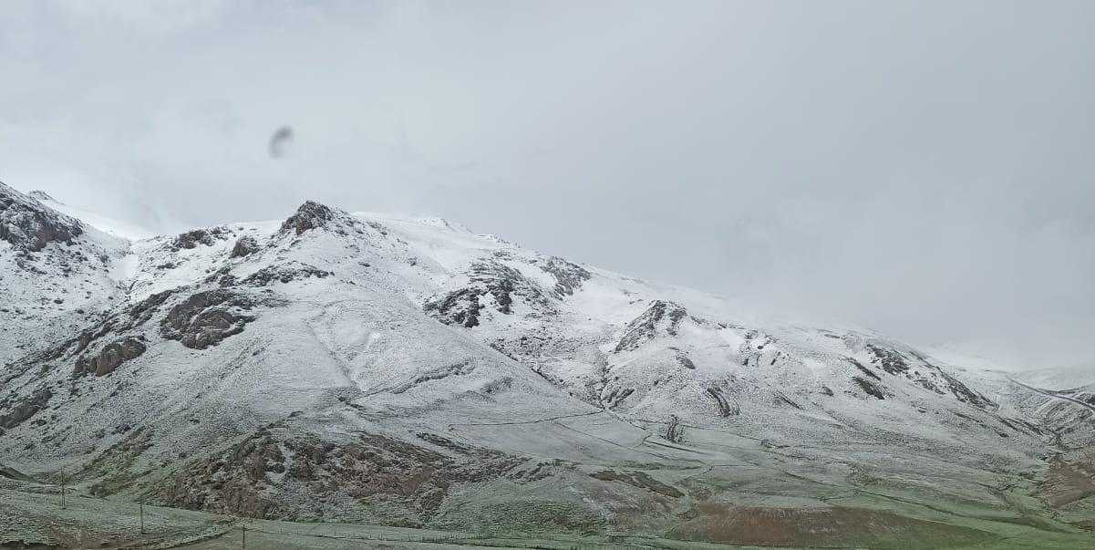 Mayıs’ta Kar Sürprizi! Başkale Zirveleri Beyaza Büründü