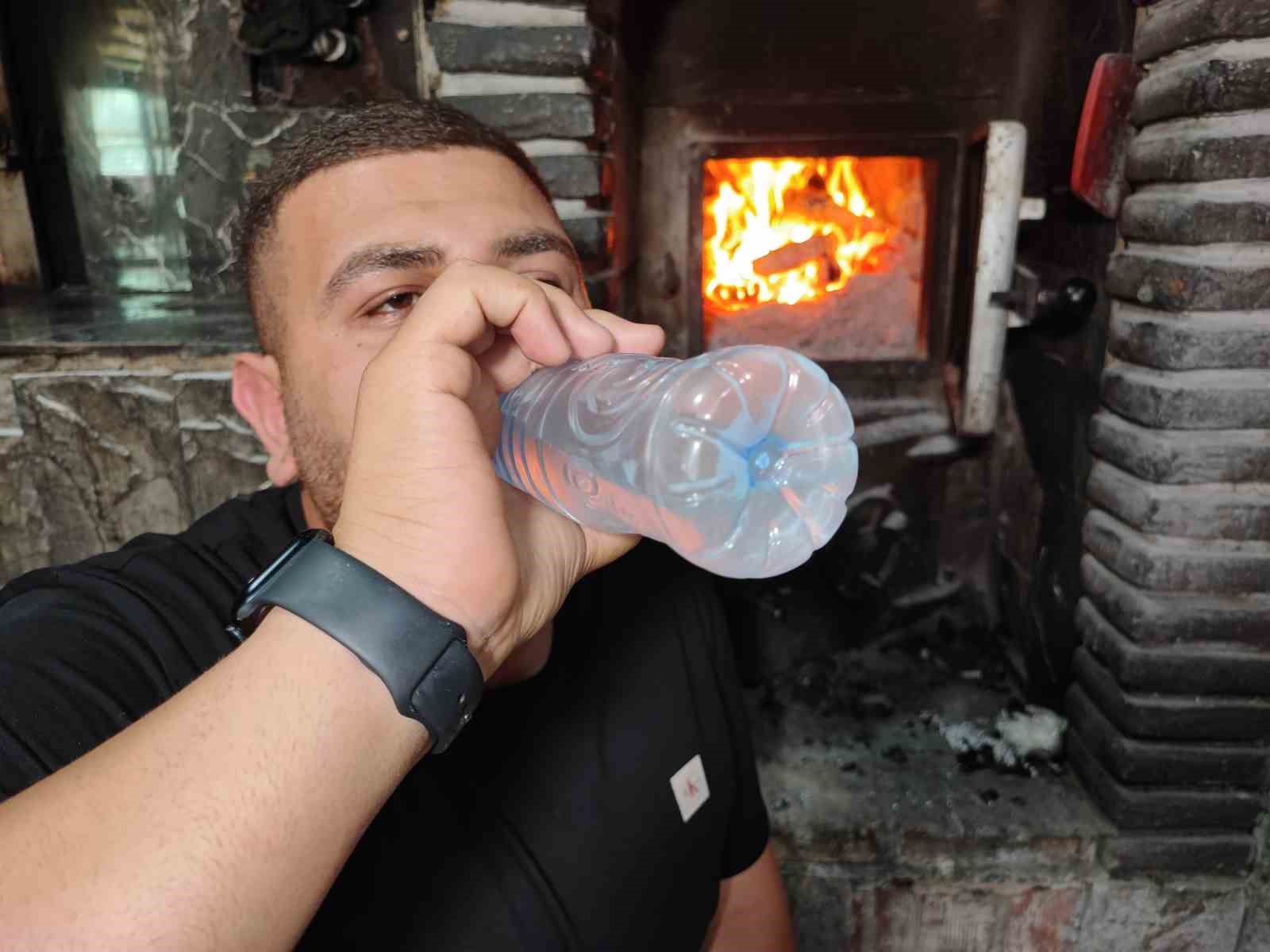 Adana’da havalar ısındı fırıncılar soğuk suyla, gençler yüzerek serinlemeye çalışıyor