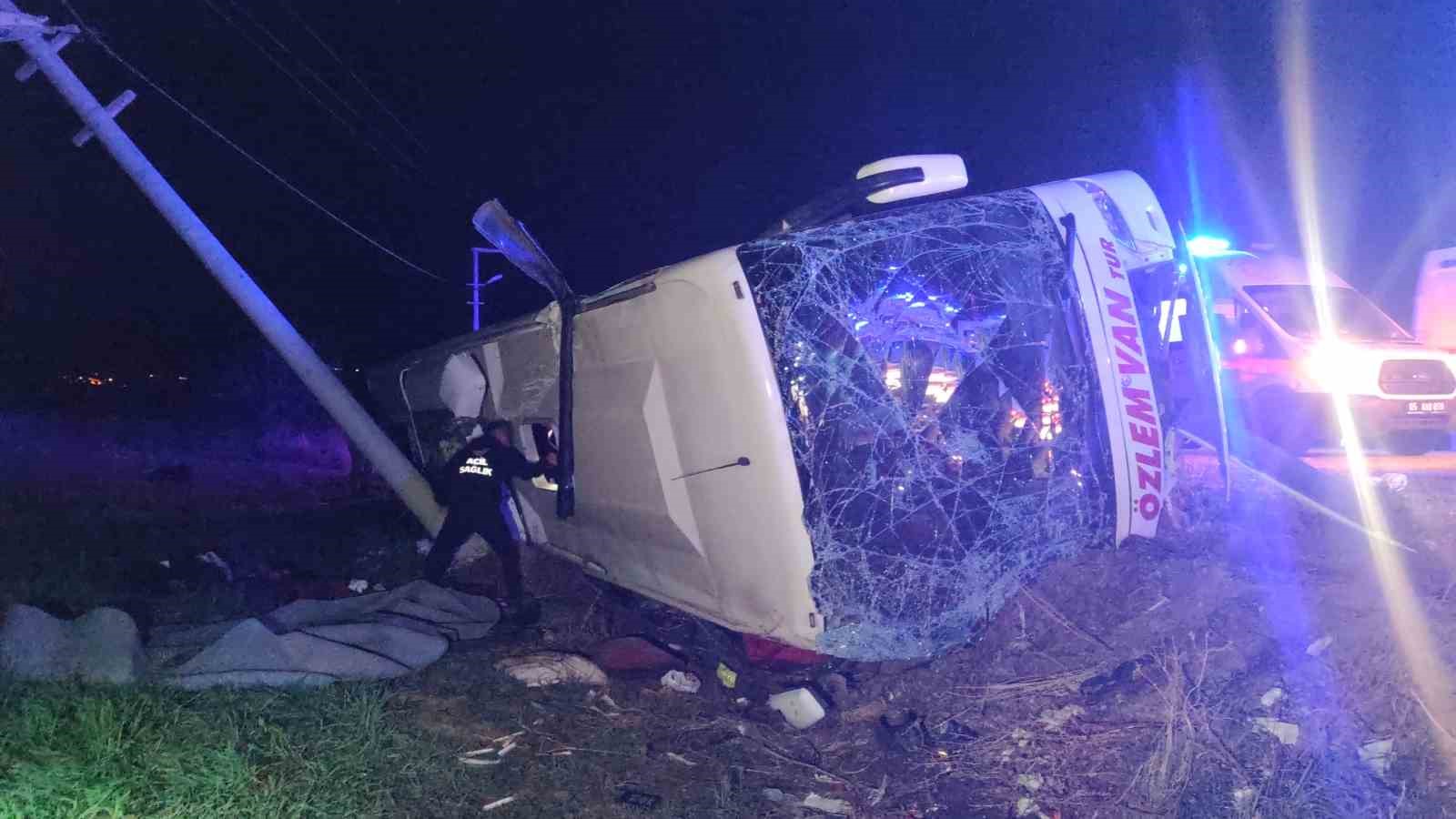 Van’da yolcu otobüsü devrildi: 28 yaralı