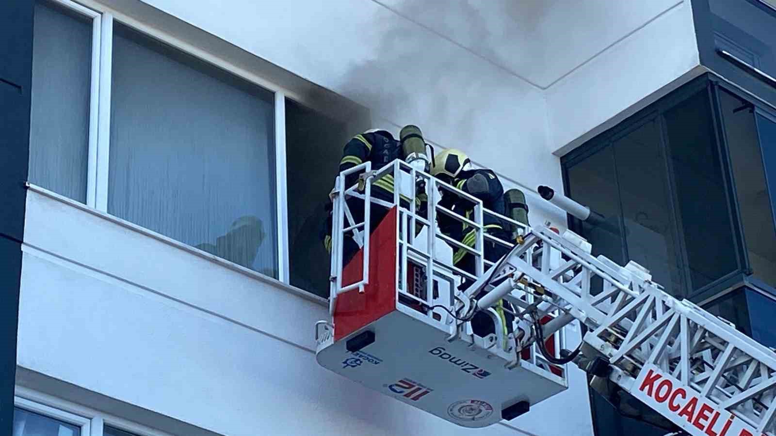 Hatalı park yangına giden itfaiye aracına geçit vermedi