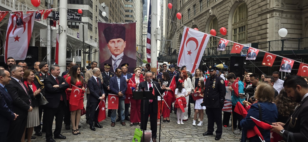 ABD Semalarında Ay Yıldız Dalgalandı!