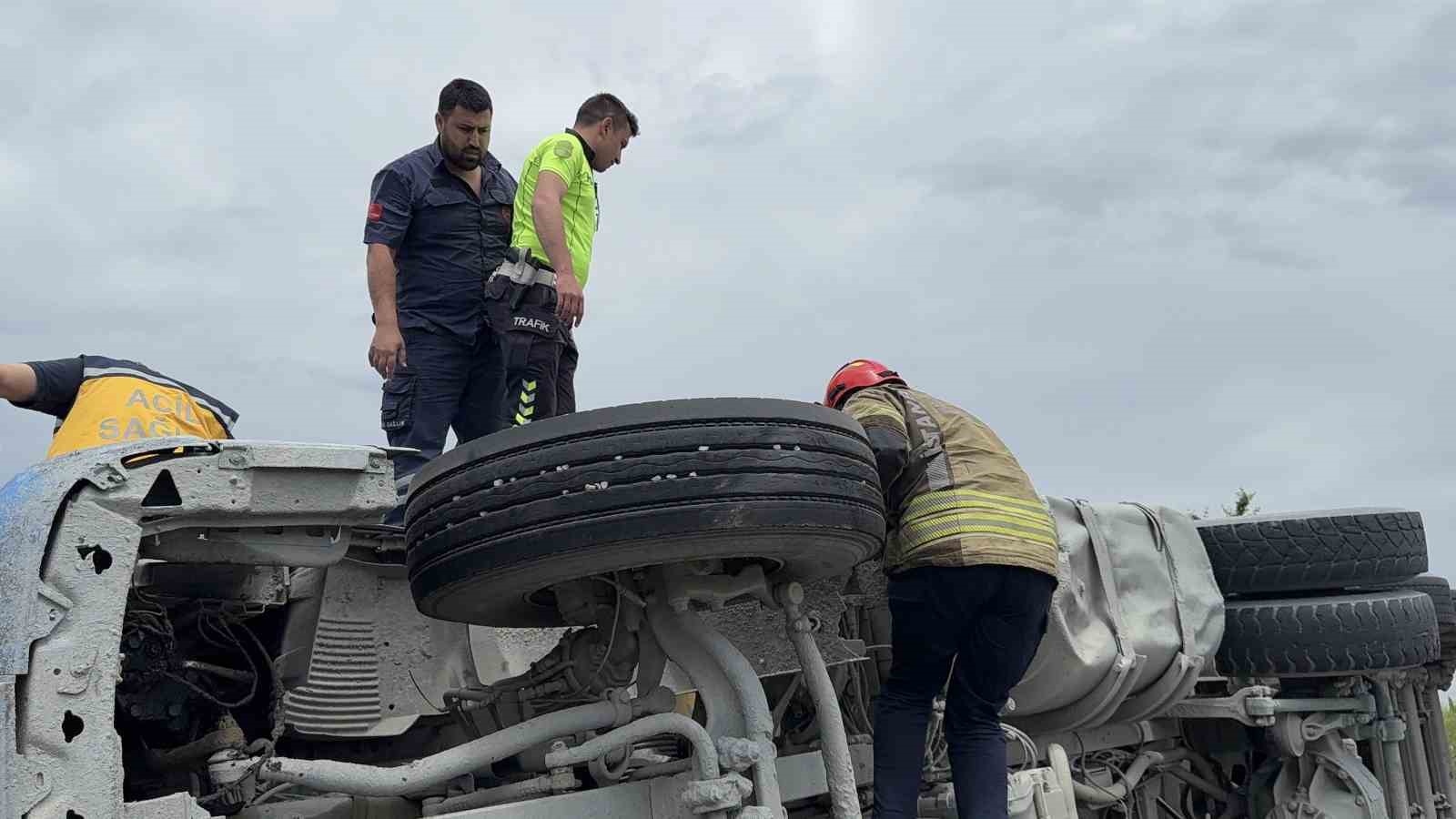 Devrilen hafriyat kamyonunun içerisinde kurtarılmayı bekledi