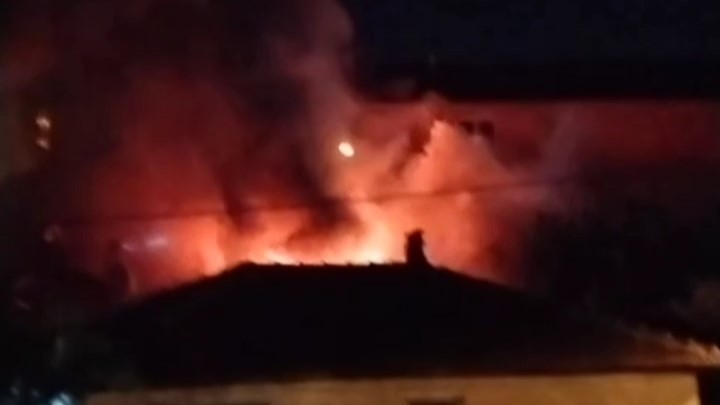 Alev Alev Yanan Ev Küle Döndü, Mahalleli Yardıma Koştu