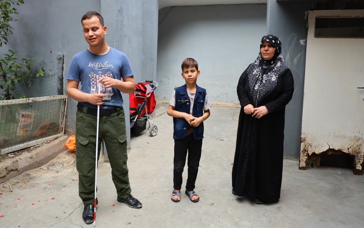 Görme engelli gencin çalışması suç oldu, annesine dava açıldı