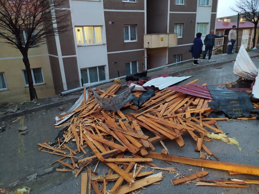 Bayburt’ta Fırtına Dehşeti: Çatılar Uçtu, Minibüs Savruldu