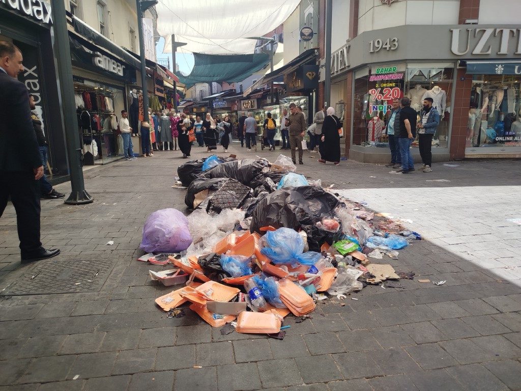 İzmir’in göbeğinde çöpten utanç manzarası
