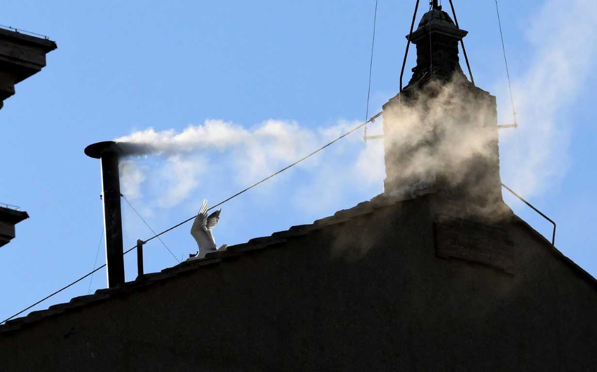 Vatikanda beyaz ve silah duman ne anlama geliyor?
