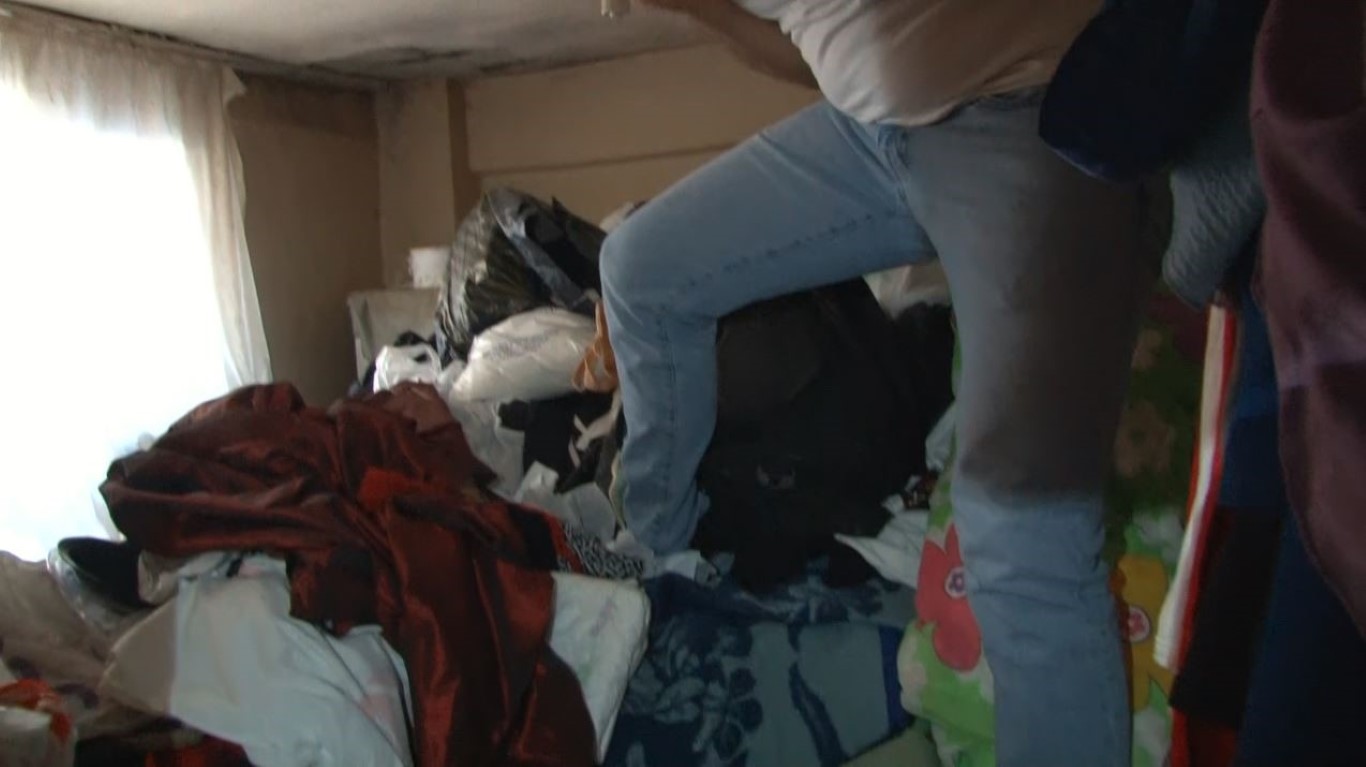 Esenler’de zihinsel engelli kızıyla birlikte yaşayan yaşlı kadının evinden ile 4 ton çöp çıktı