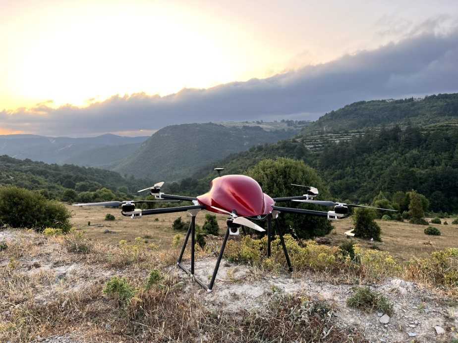 Mühendis çiftin geliştirdiği dron: Aydınlatıyor, yıkıyor, yangın söndürüyor