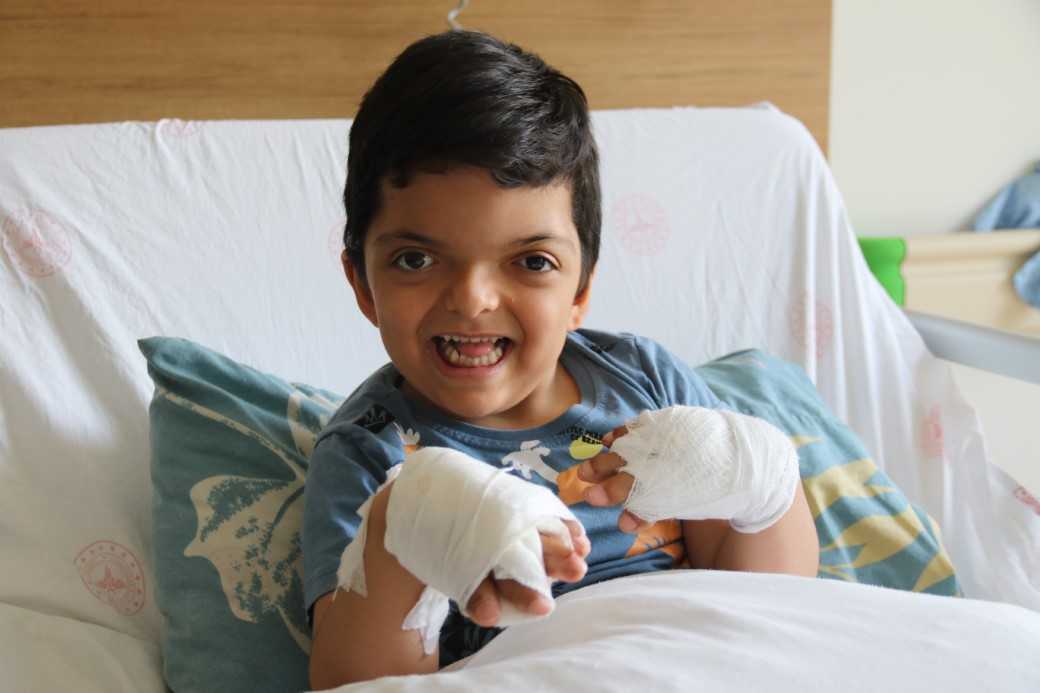 Doktorların ismini yeni duyduğu rahatsızlık  tedavi edildi, 10 parmağı açıldı