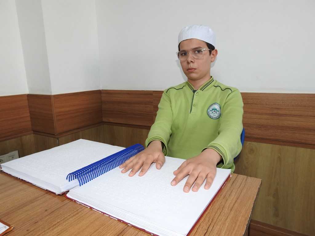 Görme engelli depremzede gencin azmi:  15 ayda hafız oldu