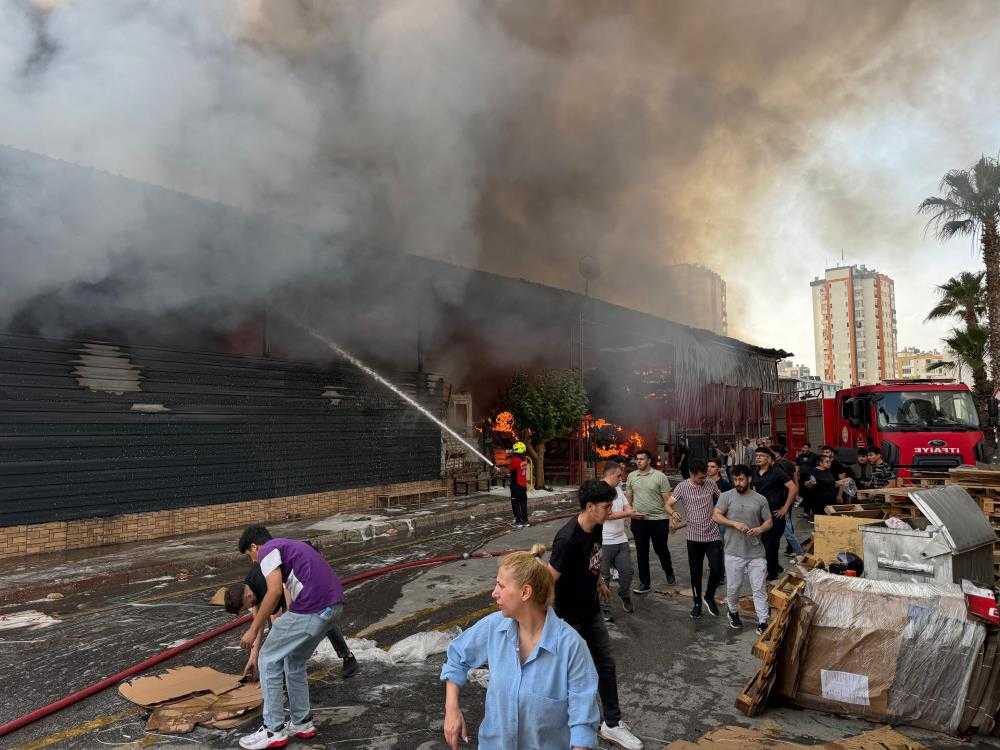 Mersin’deki fabrika yangını havadan görüntülendi