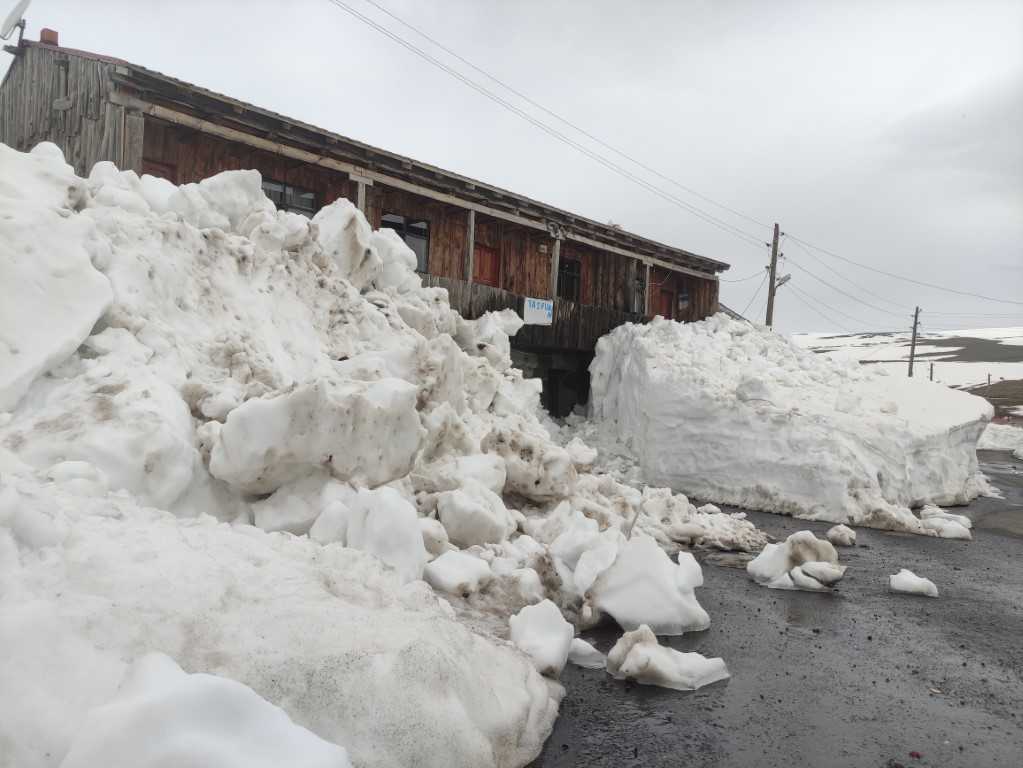 Mayıs ayının sonlarında evler kar altında