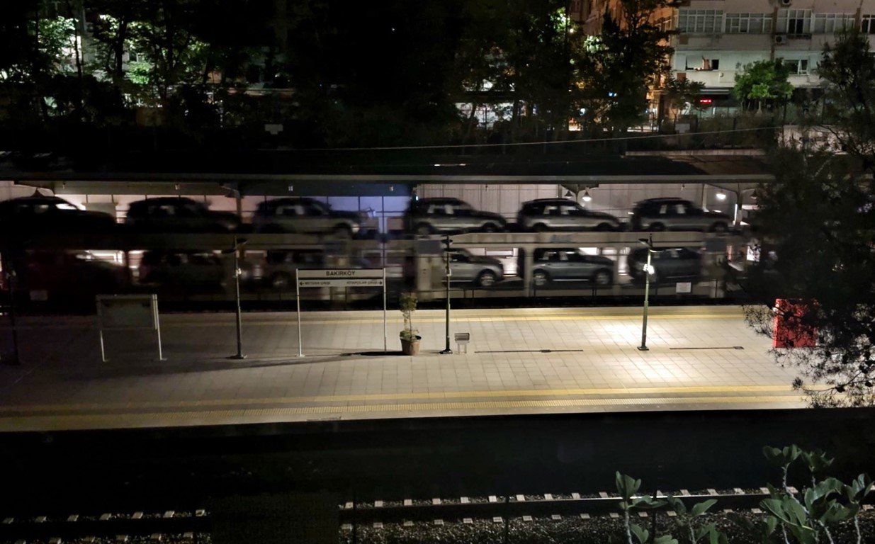 Marmaray hattından geçen araçların gece yolculuğu havadan görüntülendi