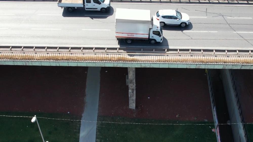 Esenyurt Balıkyolu köprüsü tehlike saçmaya devam ediyor