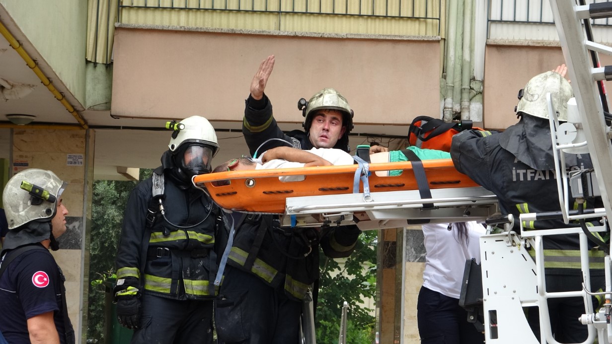 15 katlı apartmanda çıkan yangında can pazarı yaşandı