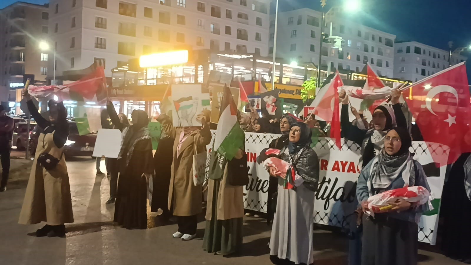 Cumhuriyet Üniversitesi öğrencileri kanlı bebek maketleriyle İsrail’i protesto etti