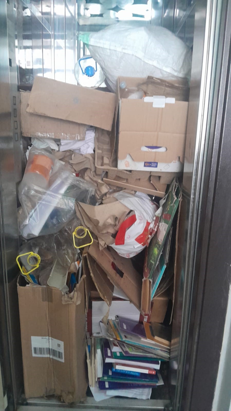 Esenyurt’ta yaşlı adamın çöp evi 4’üncü kez boşaltıldı