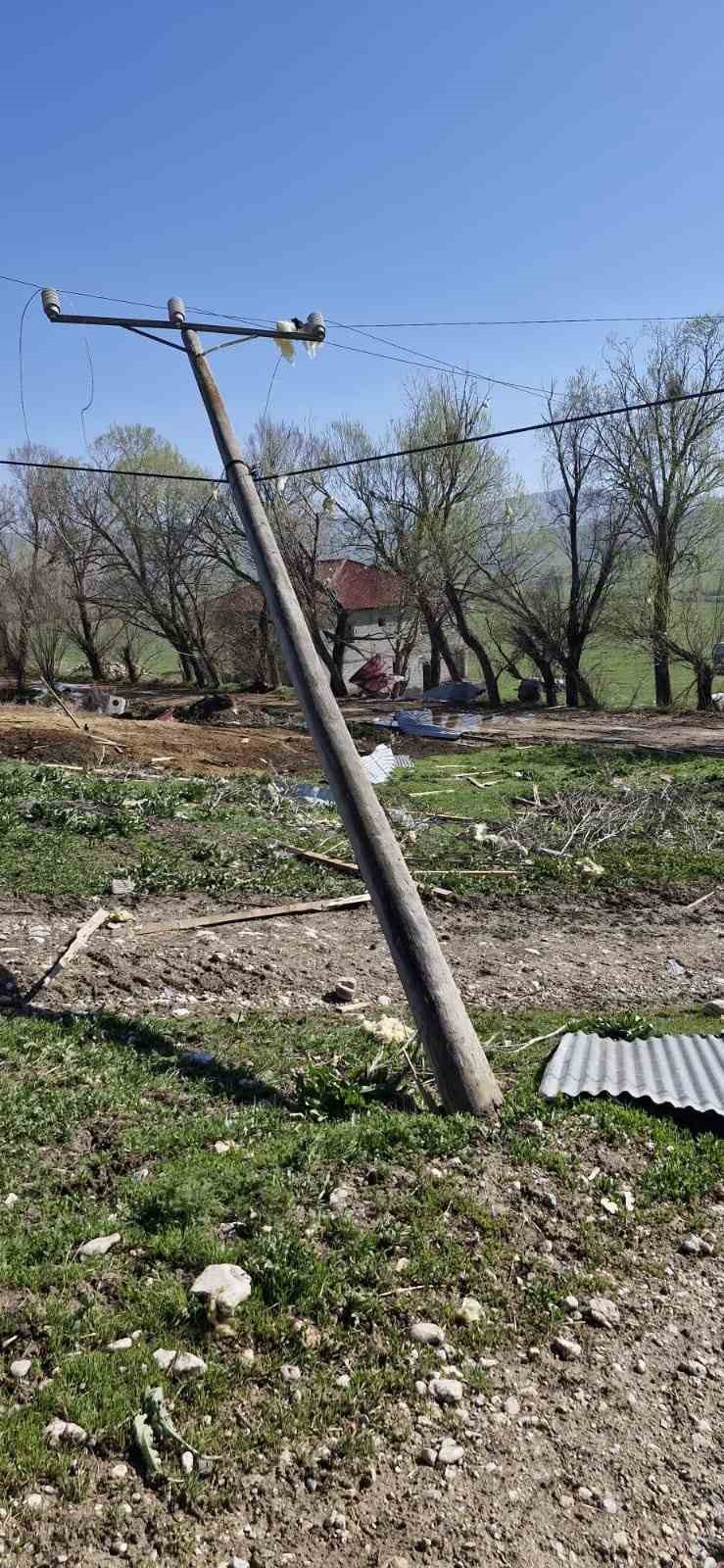 Karayazı’da hortum ve fırtına enerji hatlarını vurdu