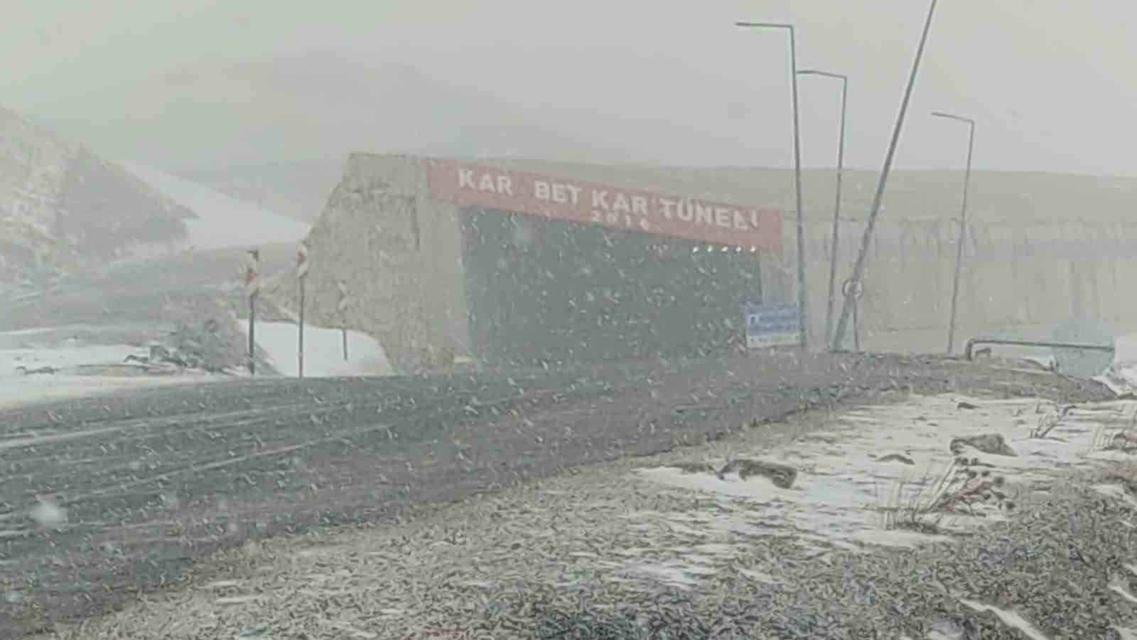 Bahçesaray Karabet Geçidi’nde lapa lapa kar yağdı