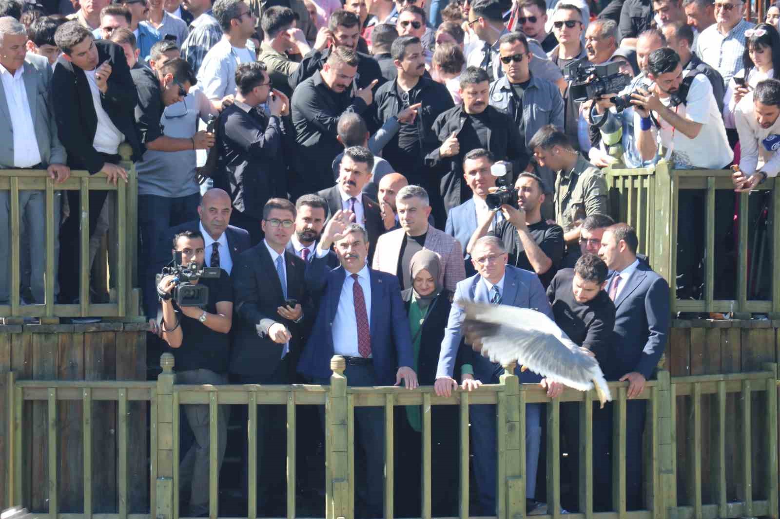 Van’a Gelen Bakan Tekin, Erciş’te İnci Kefali Göçünü İzledi